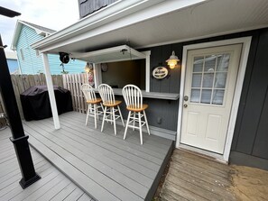 Outdoor dining - Cozy 3 Bedroom Cottage in Nags Head -- Extra Apt with BR + BA Available (Nags Head)