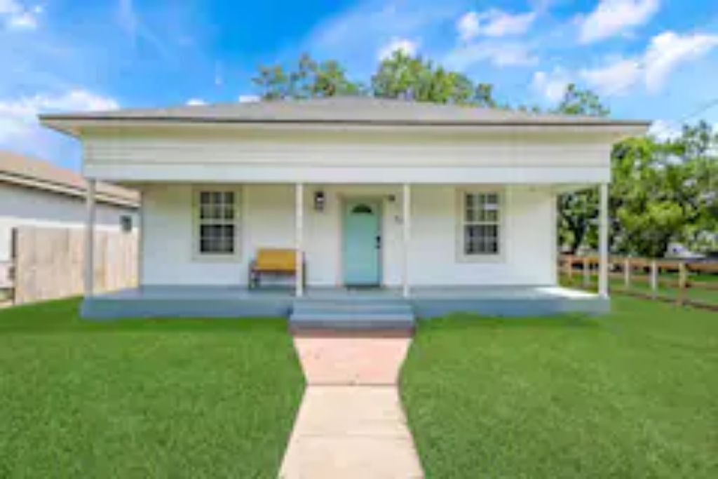 Family-friendly 1918 Freeport Cottage only 10 minutes from Surfside Beach