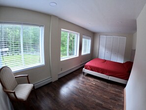 4 bedrooms, desk, iron/ironing board, travel crib