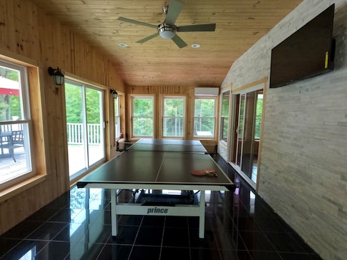 Cozy 4bd with the gym, sauna, hot tube seasonal pool
