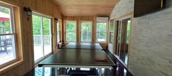 Cozy 4bd with the gym, sauna, hot tube seasonal pool