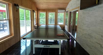 Cozy 4bd with the gym, sauna, hot tube seasonal pool