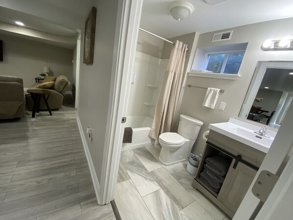 Une salle de bain moderne équipée d’une douche, de toilettes et d’un lavabo.