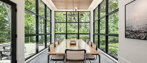 Full-sized fridge, microwave, oven, stovetop