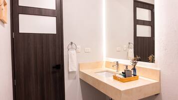 Classic Suite | Bathroom | Shower, rainfall showerhead, hair dryer, towels