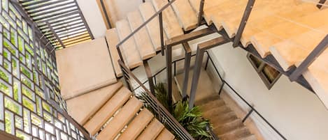 Eine mehrstufige Treppe mit Metallgeländern und beigefarbenen Stufen.