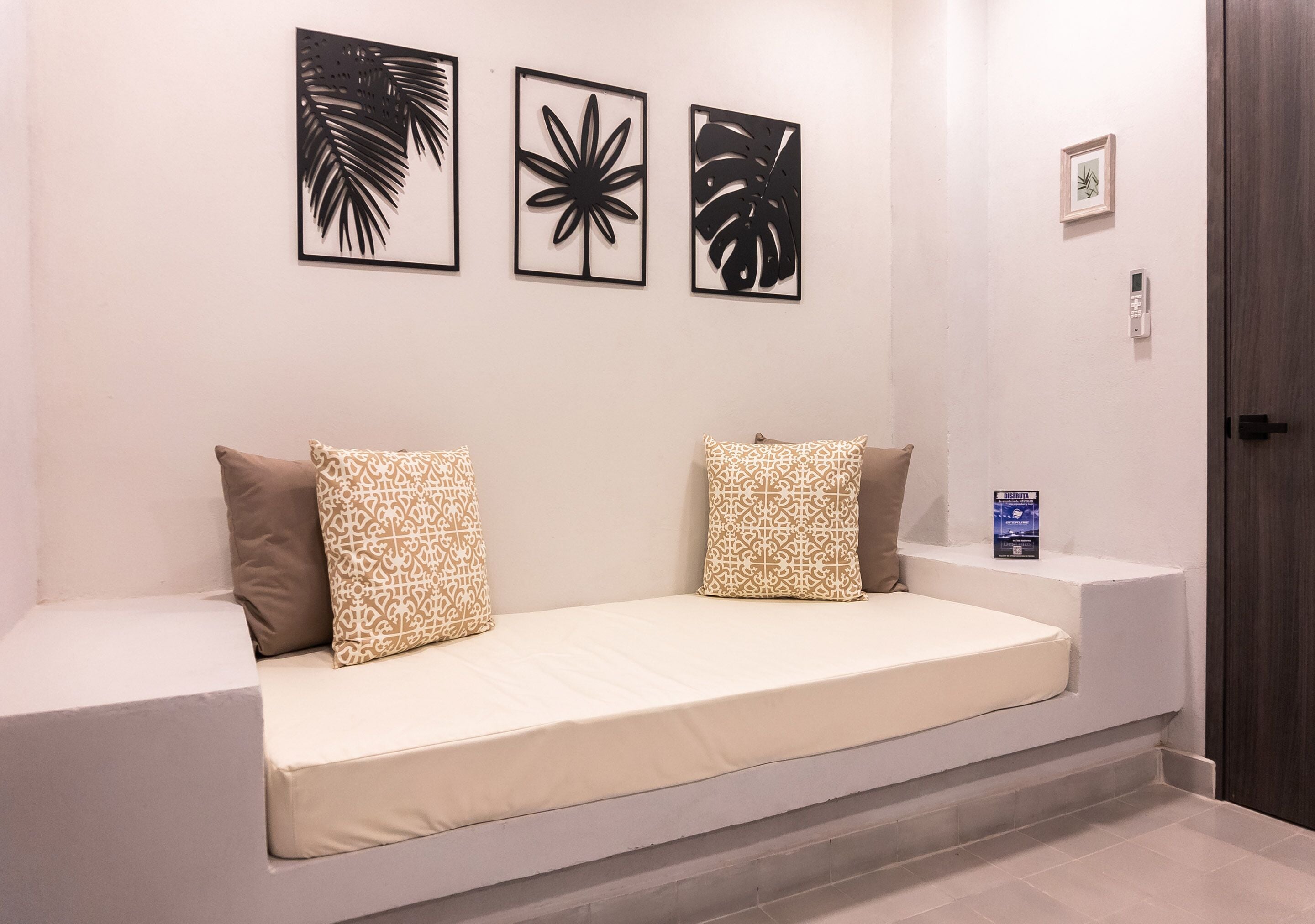 Suíte clássica | Área de estar | TV de tela plana 32 polegadas com canais a cabo, TV