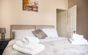 2 bedrooms, free WiFi, bed sheets - Contractor house, sleeps 5, close to bars and restaurant's, long stays available (Middlesbrough)