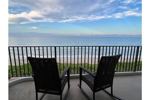 Property grounds - Spectacular ocean front 2-bedroom condo (Jensen Beach)