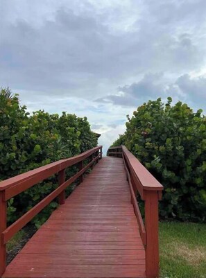 Property grounds - Spectacular ocean front 2-bedroom condo (Jensen Beach)