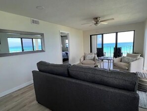 Smart TV - Spectacular ocean front 2-bedroom condo (Jensen Beach)