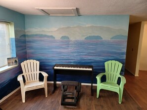 Interior - Secluded Quiet getaway. Close to all the action (Shoreline)