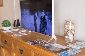 Apartamento, 2 habitaciones | Zona de estar | Televisión LED de 32 pulgadas con canales por cable, una televisión