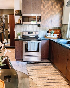 Microondas, horno, placa de cocina y cafetera o tetera