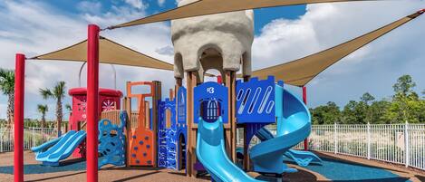 Un parque infantil con toboganes y estructuras para escalar.