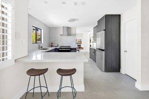 Refrigerador con congelador, microondas, horno y parrilla de estufa