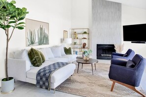 Smart TV, caminetto, Netflix, Hulu