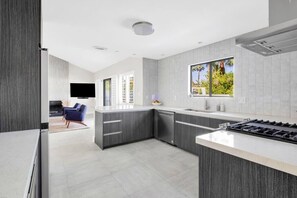 Frigorifero con congelatore, microonde, forno, piano cottura