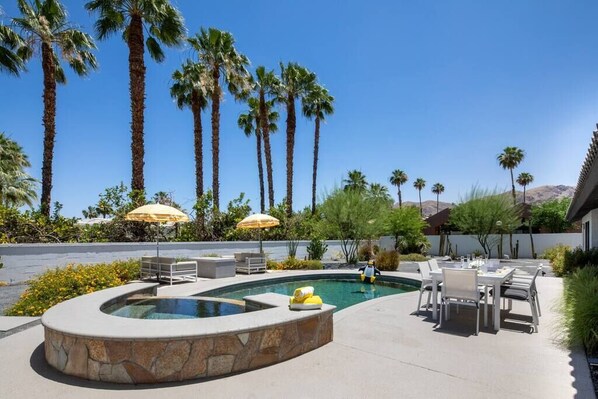 Alberca al aire libre y alberca climatizada