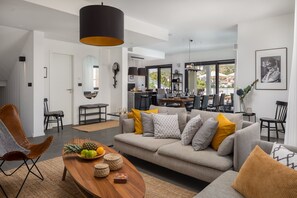 TV - Luxury Villa The North Star with Pool (Okrug Gornji)