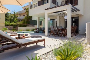 Property grounds - Luxury Villa The North Star with Pool (Okrug Gornji)