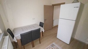 Condo Confort | Cocina privada | Refrigerador con congelador, horno y parrilla de estufa