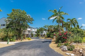 Exterior - Flip Flop Inn ~ Waterfront Townhome with Pool (Marathon)