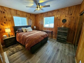 3 bedrooms, in-room safe, desk, travel crib