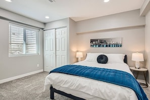 5 habitaciones, escritorio y tabla de planchar con plancha