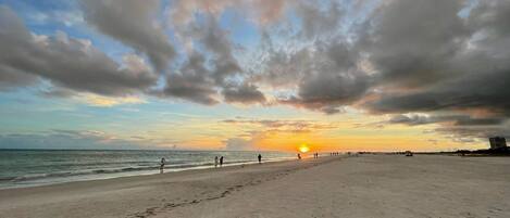 ビーチの近く、サンラウンジャー、ビーチタオル