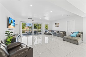 Smart TV, libros, estéreo