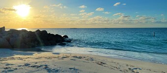 Lovely Studio steps from the beach. Optional golf car rent