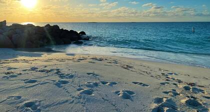 Lovely Studio steps from the beach. Optional golf car rent