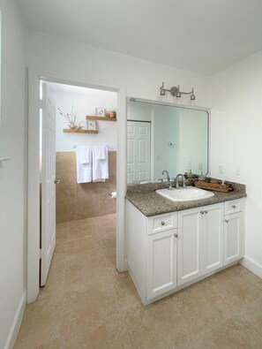 Ensemble douche/baignoire, sèche-cheveux, serviettes fournies, savon