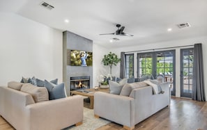 Smart TV, chimenea, tenis de mesa y libros