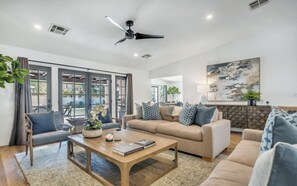 Smart TV, chimenea, tenis de mesa y libros 