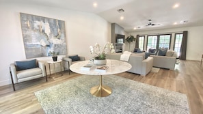 Smart TV, chimenea, tenis de mesa y libros
