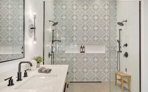 Badewanne, Haartrockner, Handtücher, Seife