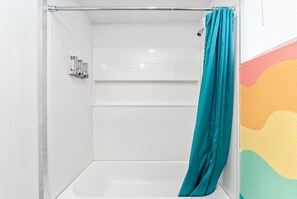 Combined shower/bathtub, hair dryer, towels, soap - Modern ✮ MOD-POD ✮ - 1bd / 1 bath (Lubbock)