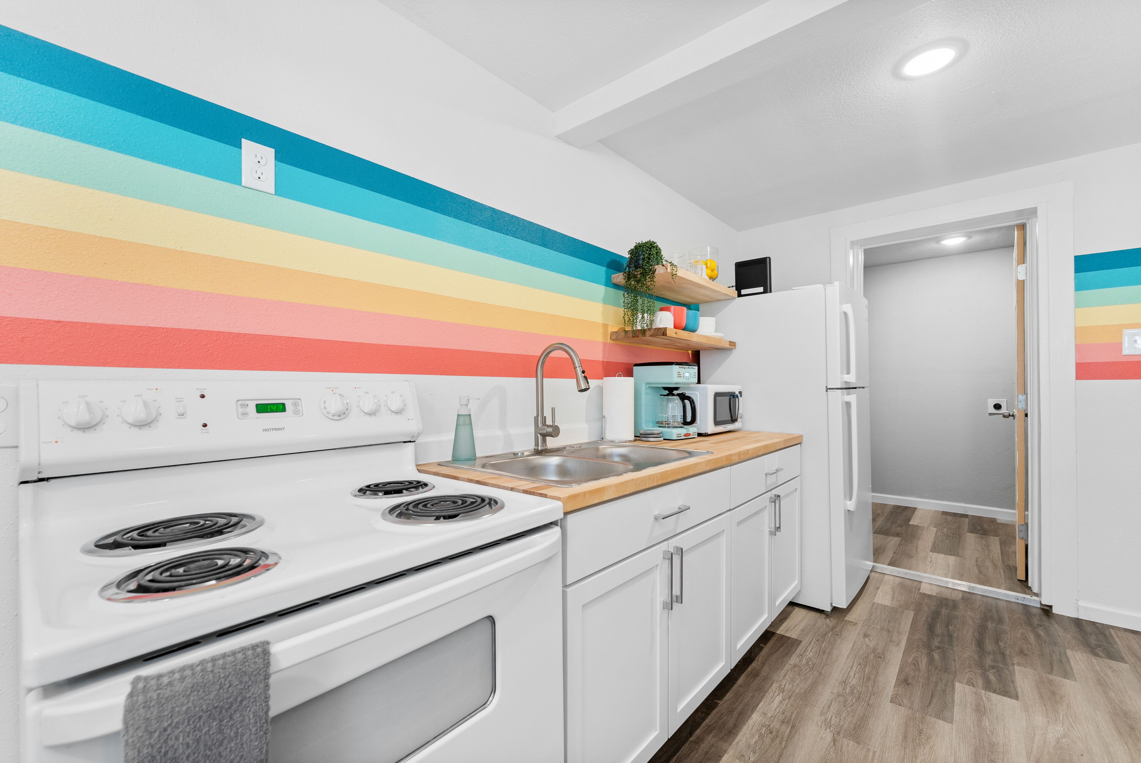 冷蔵庫、電子レンジ、オーブン、コンロ