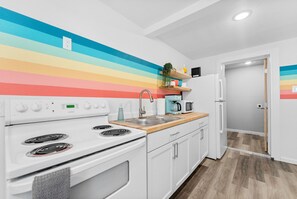 Fridge, microwave, oven, stovetop - Modern ✮ MOD-POD ✮ - 1bd / 1 bath (Lubbock)