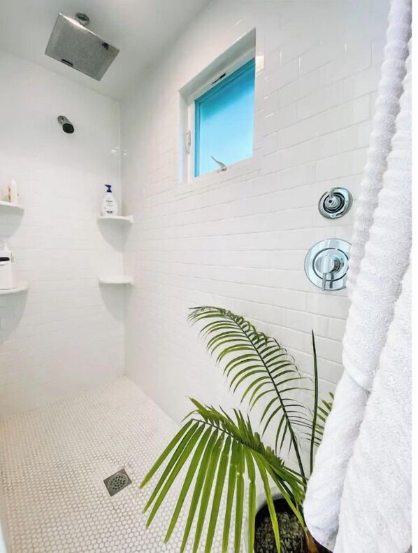Een bad, een haardroger, een bidet, handdoeken