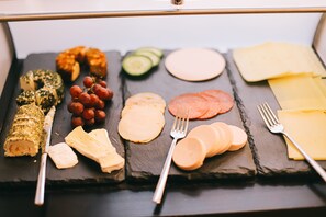 Frokostbuffé hver dag (EUR 15 per person)