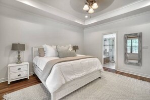 4 chambres, bureau, fer et planche à repasser, lit de bébé portatif