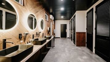 Douche, serviettes fournies