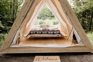 1 bedroom, bed sheets - A-Frame Site 1 | Queen Bed | Pond View (Woodstock)