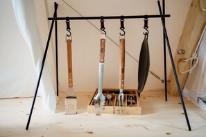 Ein Küchenutensilienhalter aus Holz mit verschiedenen Küchenhelfern.