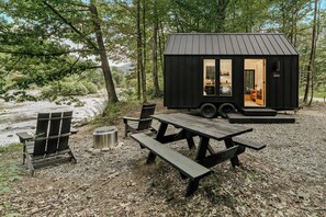 Outdoor dining - Lumen Nature Retreat | Cabin LYKKE-BJORN (Woodstock)