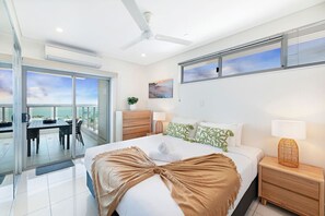 3 bedrooms, desk, iron/ironing board, cots/infant beds - Zen Seabreeze: Workdesk ~ Balcony Dining ~ Seaview (Darwin City)