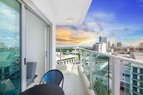 Zen Seabreeze: Workdesk ~ Balcony Dining ~ Seaview